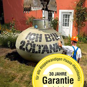 Erdtank wird in Boden eingelassen