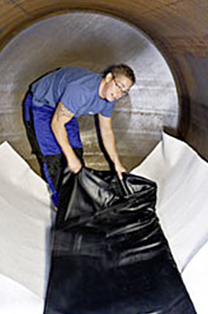 Monteur steht in einem leeren Tank
