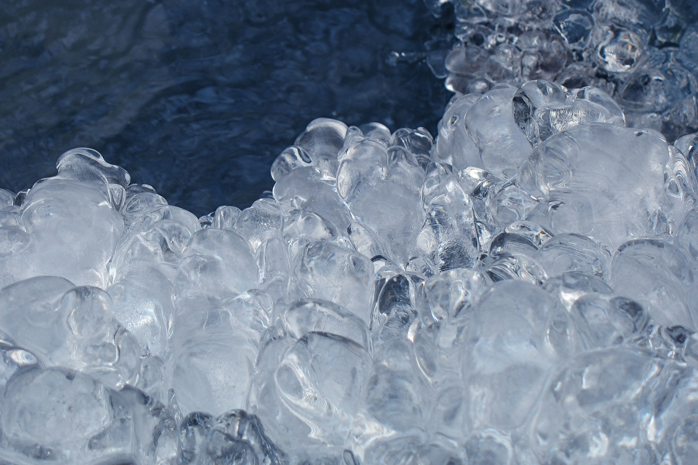 Eiskristalle im Wasser